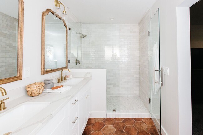 Building Photo - Stunning Remodel near Old Town!