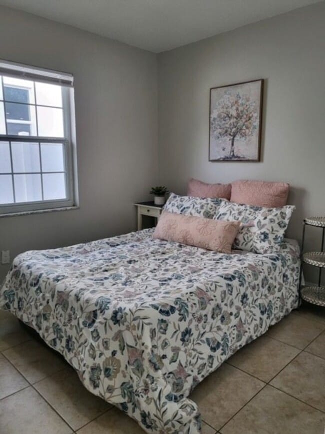 Building Photo - 2/1 Close to Downtown Tampa and University...