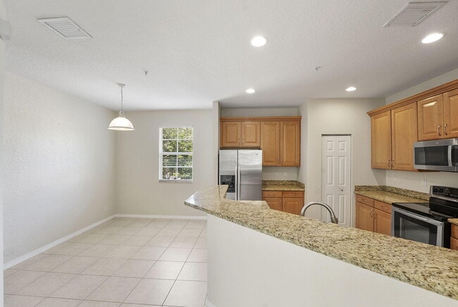 Building Photo - 128 W Royal Palm Cir