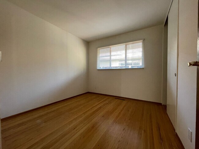 Building Photo - SANTA CLARA - 4 bedroom home with hardwood floors