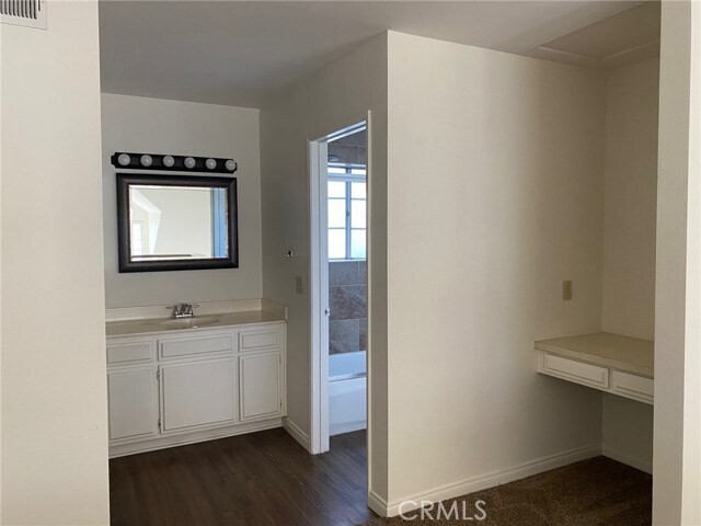 Building Photo - 805 W Grondahl St