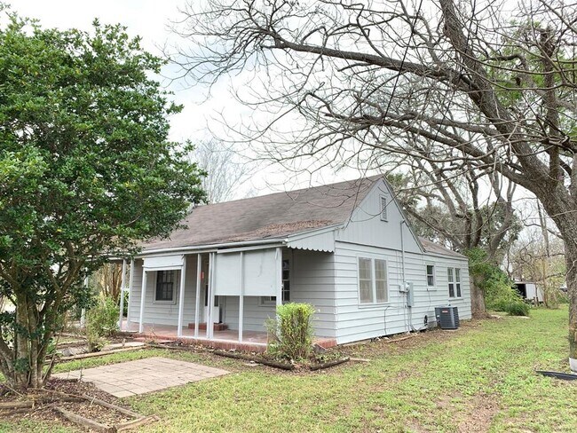 Building Photo - 1209 Avenue G