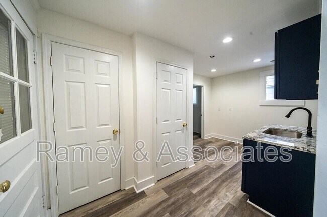 Building Photo - 837 E Burnett Ave