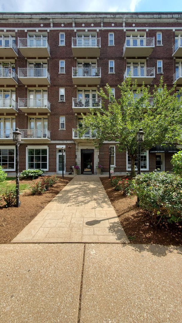 Building Photo - Beautifully renovated TWO-bedroom Condo on...