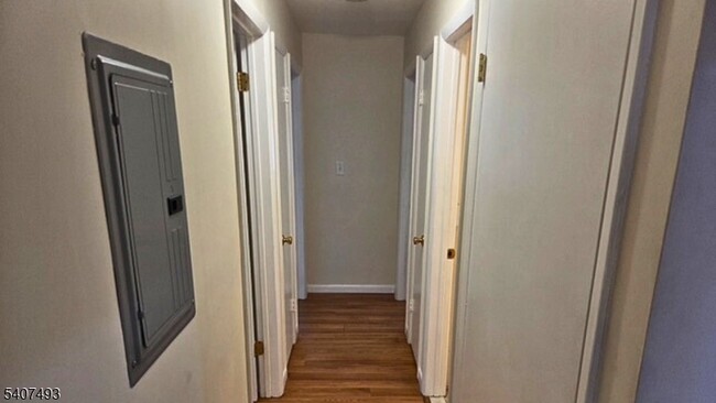 Building Photo - 306 Lake Shore S