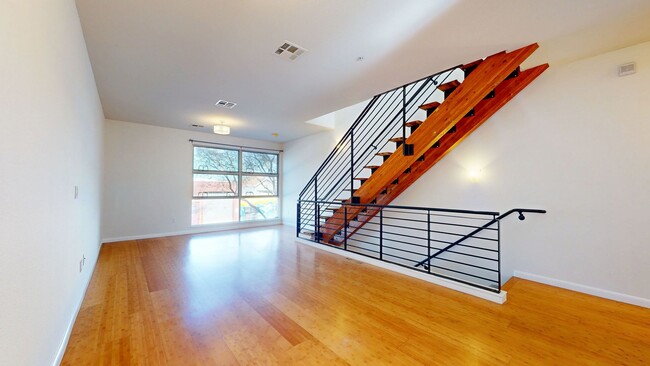 Building Photo - Beautiful Emeryville Townhome Available!