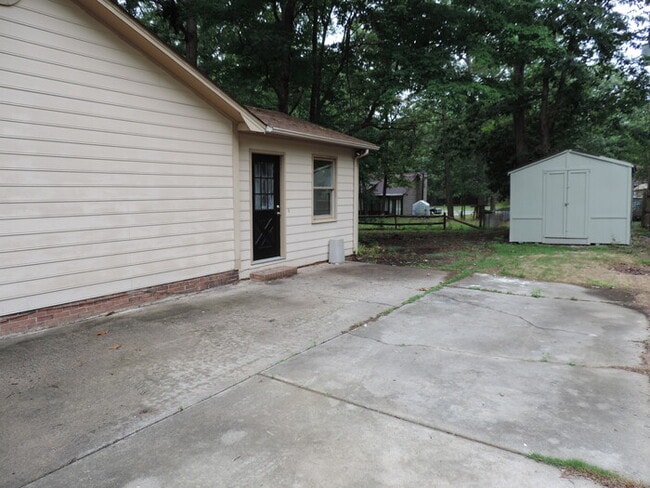 Building Photo - One story with 3 beds and 2 bath ranch hom...