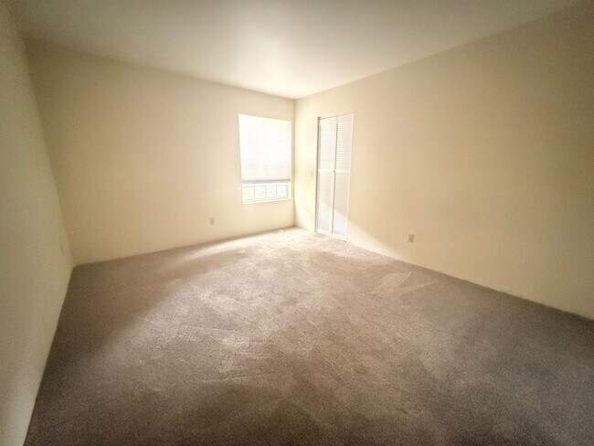 Building Photo - 2BR/2BA | Newly Renovated Condo| Nice views of grassy area | Community Pool!