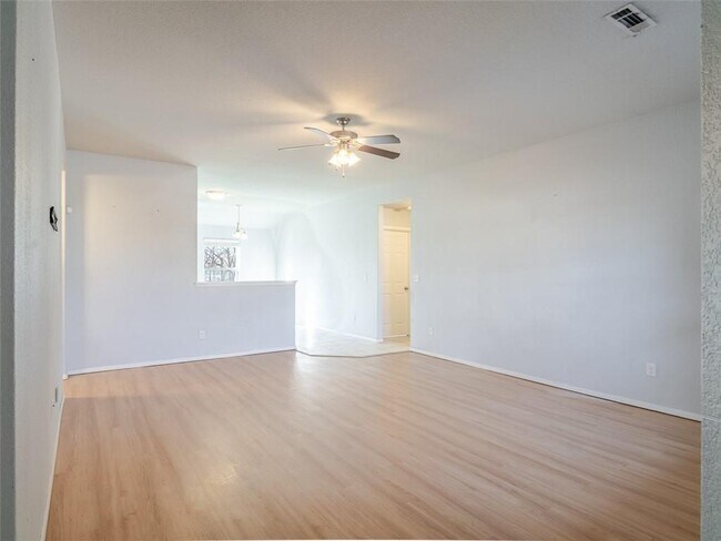 Building Photo - 904 SW Green World St