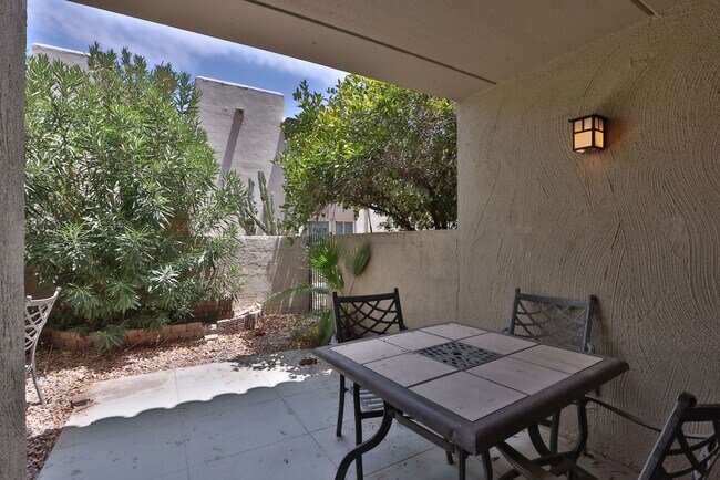 Building Photo - Arcadia condo w/patio