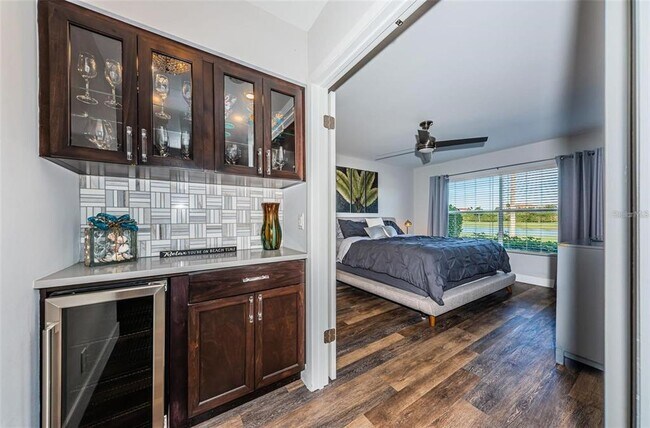 Building Photo - 6141 Bahia Del Mar Blvd S