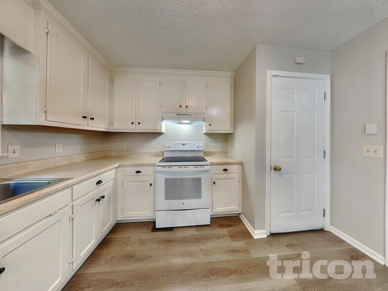 Building Photo - 5450 Bridle Dr