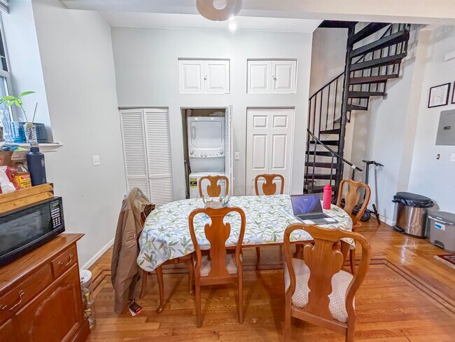 Building Photo - 255 4th St