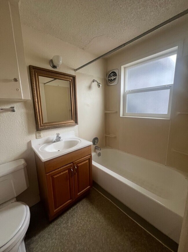 Building Photo - DwyW