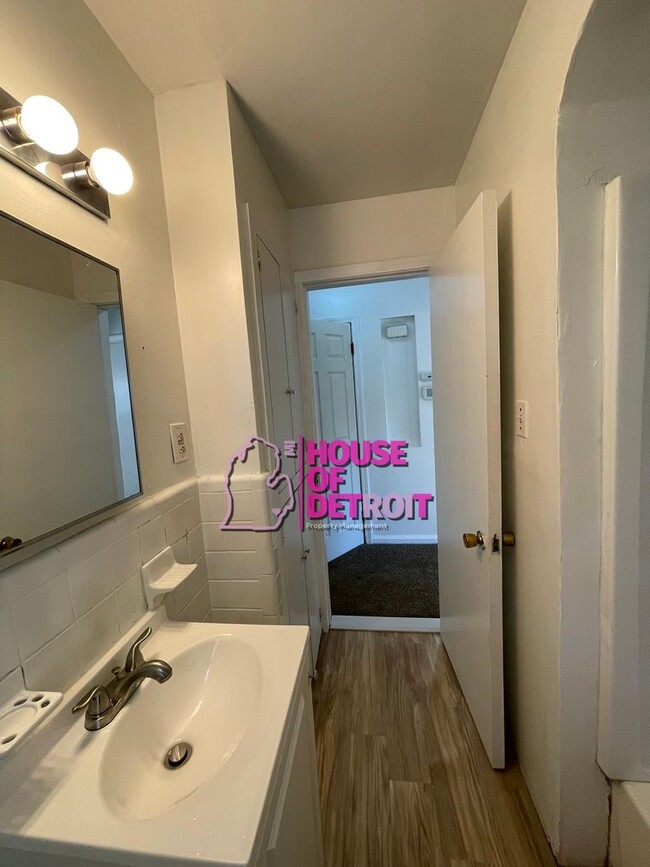 Building Photo - 3 BEDROOM | 1 BATH | FREE PRE SCREEN