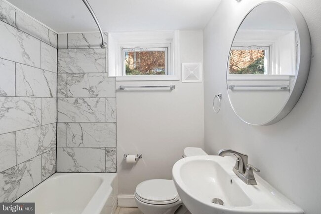 Building Photo - 3426 Parklawn Ave