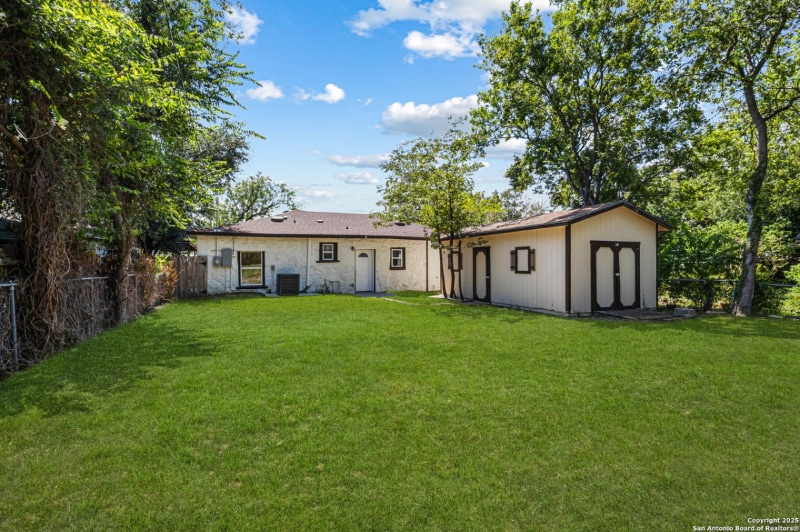 Building Photo - 911 W Wildwood Dr