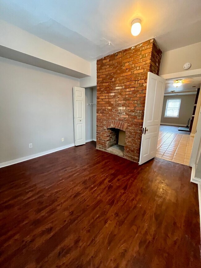 Building Photo - *** Shadyside Duplex Apartment * Pet Friendly * Spacious & Renovated * Available Now * Modern Fin...
