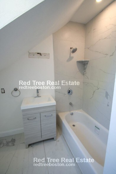 Building Photo - 32 Cedar St