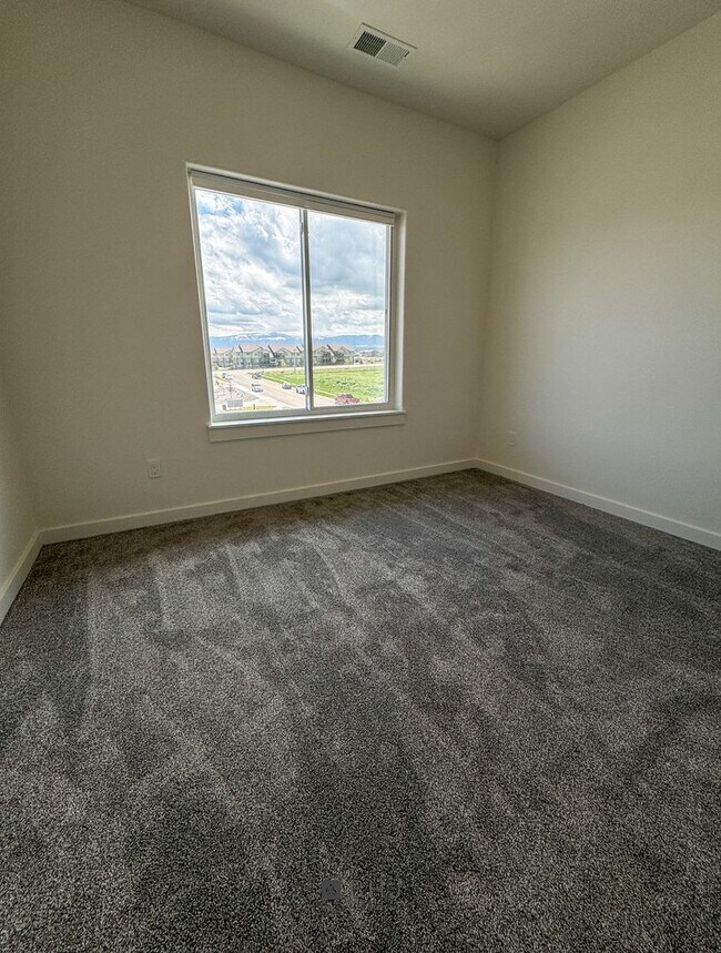 Building Photo - BRAND NEW Pet Friendly 1 bed/ 1 bath apart...