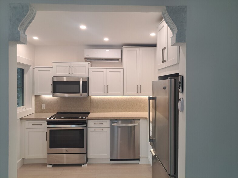 All appliances kitchen - 912 NE 81st St