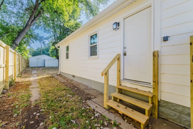 Building Photo - Beautiful Renovated 3 Bedroom and 2 Bathroom Home