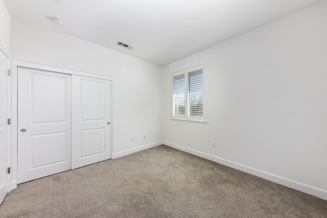 Building Photo - 1680 Southview Dr