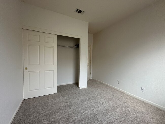Building Photo - 3 Bedroom 2 Bath Home