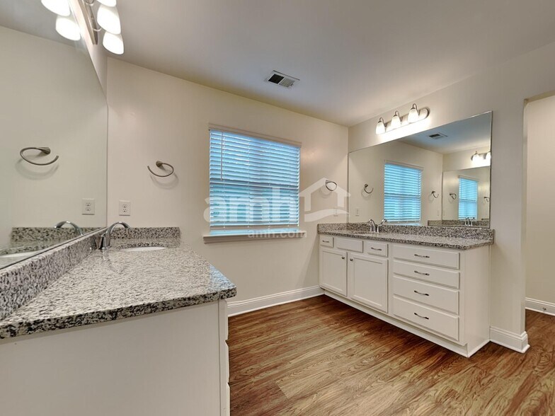 Building Photo - 1512 Weatherbrook Cir