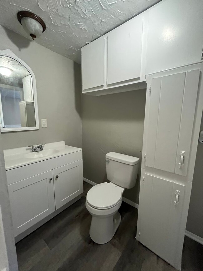 Building Photo - 1 bedroom 1 bath in Romney AVAILABLE FOR L...