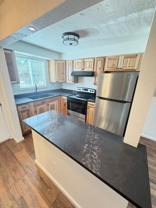 Building Photo - 2 Bedroom Town House!