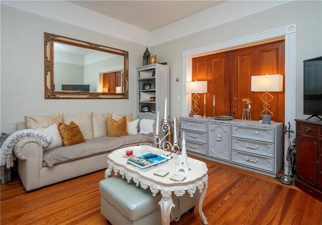 Building Photo - 3 Pell St