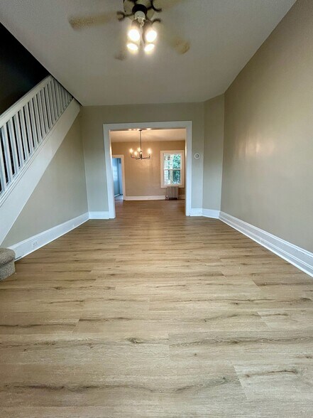 Living room/ Dining room - 4146 Eierman Ave