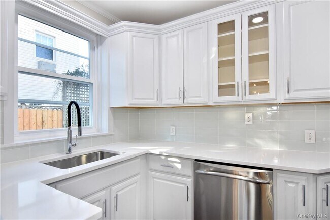 Building Photo - 19 Longmeadow Rd