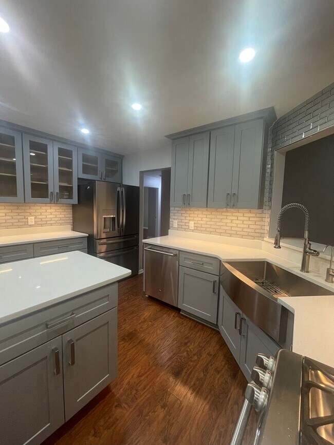 Building Photo - Beautiful home in Riverwalk