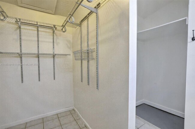 Building Photo - 581 Lakeside Cir