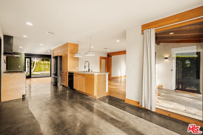 Building Photo - 826 N Kilkea Dr