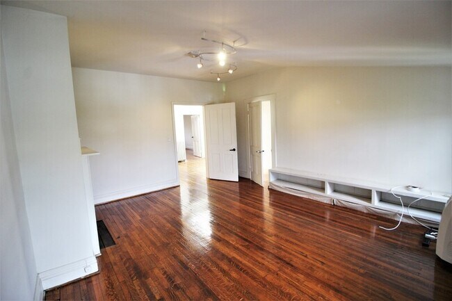 Building Photo - 22 E Mt Vernon Pl