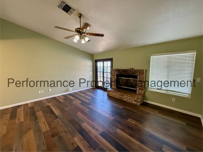 Building Photo - Updated 3 Bed/2 Bath Taft Home w/ Pool, Solar & $0 Deposit Option
