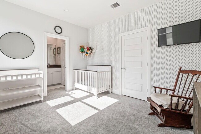 Building Photo - Great Opportunity! Modern three-story home located in the heart of EaDo, offering a well-designed...