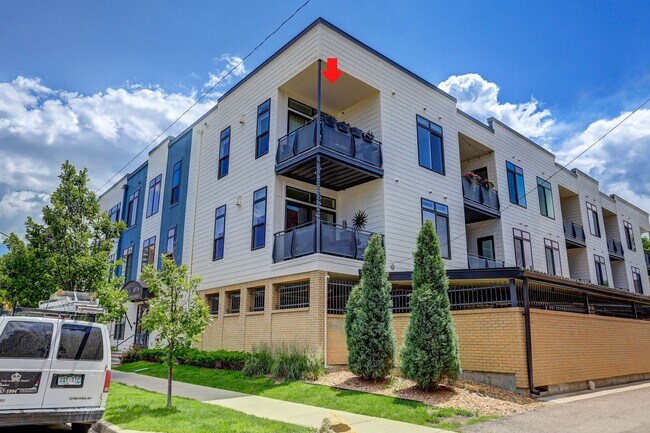Building Photo - 2 bedroom 2 bath Penthouse apartment in Wa...