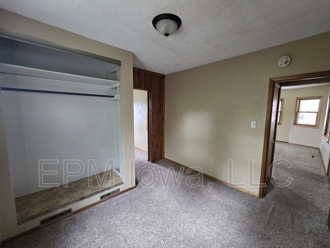 Building Photo - 4037 Vine Ave SE