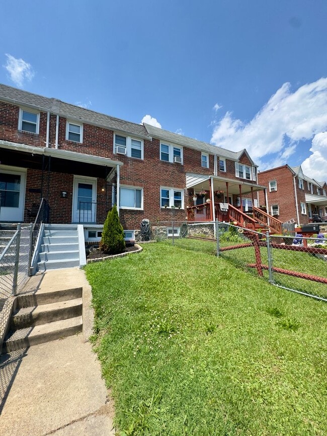 Building Photo - Charming 3 Bedroom/2 Bathroom Townhome in Essex, Baltimore, MD!