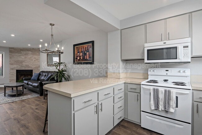 Building Photo - 3039 S Cantrell Ln