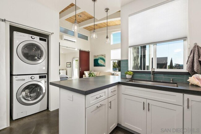 Building Photo - 857 Nolbey St