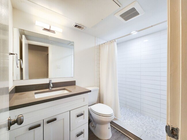 Building Photo - BEAUTIFUL REMODELED 1 BEDROOM 1 BATH CONDO.  GREAT LOCATION!