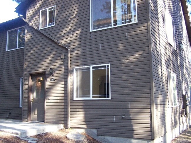 Building Photo - Westside 3 Bdrm, 2 Bath Townhouse close to COCC!  All Appliances, Washer/dryer hookups, Single ga...