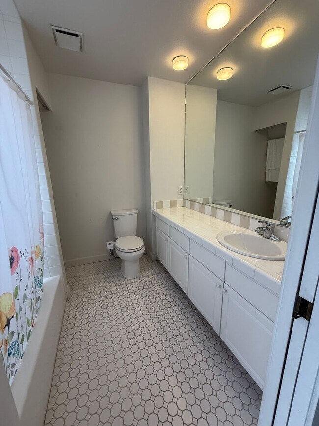 Building Photo - Beautiful Hayden Bay Condo with Mount Hood, River and Marina Views!