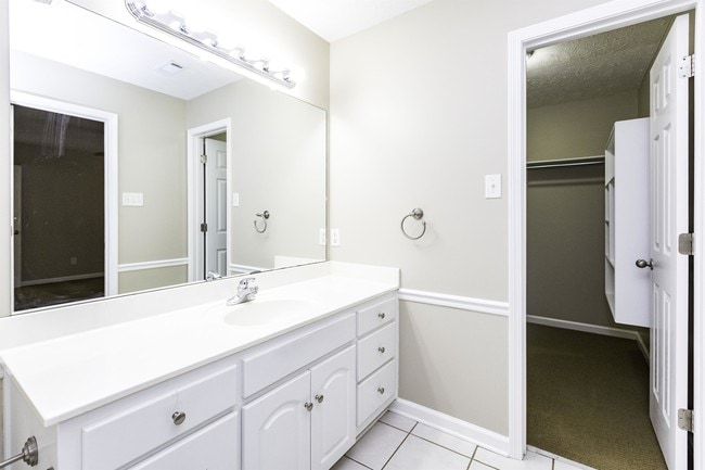 Building Photo - 17 Hillside Cove