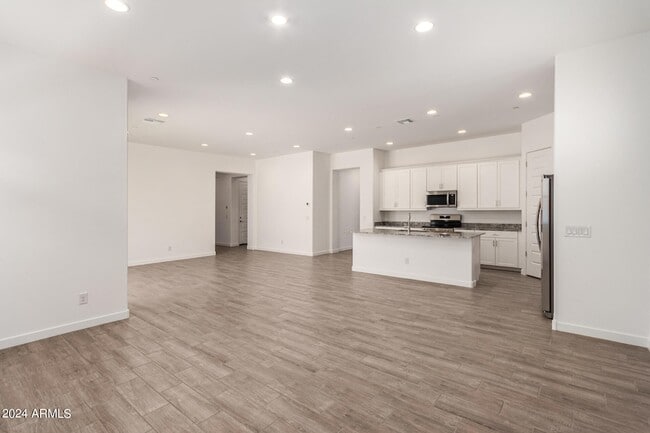 Building Photo - 3830 E Rainbow Dr